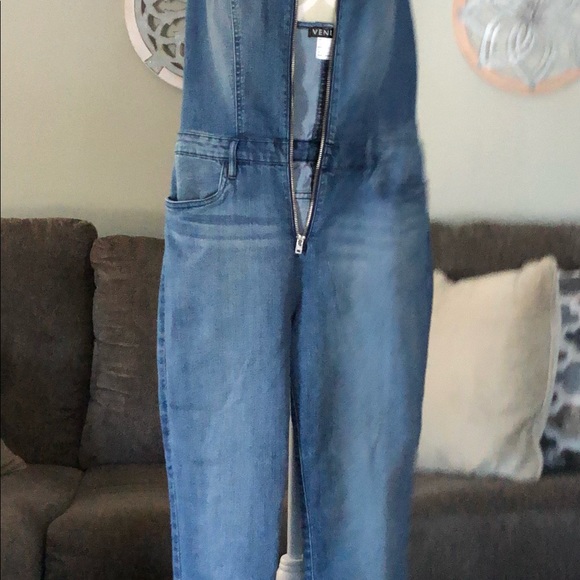 Venus zip up jumper. Ties at the neck. Super stretchy! Super sexy - Picture 2 of 5